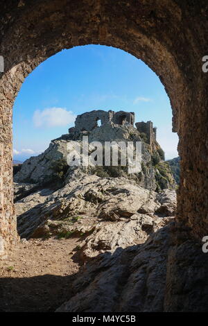 Les ruines du château de Verdera situé dans la partie supérieure de Sant Salvador Saverdera mountain, l'Espagne, Catalogne, Gérone, Alt Emporda Banque D'Images