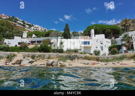 Maison Méditerranéenne au bord de la mer avec du sable et des roches, de l'Espagne sur la Costa Brava, Catalogne, Canyelles Petites, Roses, Gérone Banque D'Images