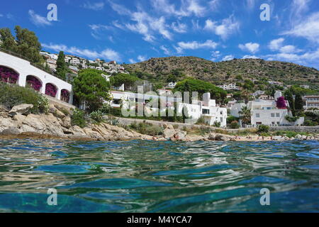 Espagne Costa Brava côte méditerranéenne avec des maisons, Catalogne, Canyelles Petites, Roses, Gérone, vu de la surface de la mer Banque D'Images