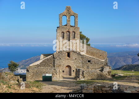 L'Espagne l'église de Santa Helena, surplombant la mer Méditerranée, Busquets, montagne Alt Emporda, El Port de la Selva, Catalogne, Costa Brava Banque D'Images