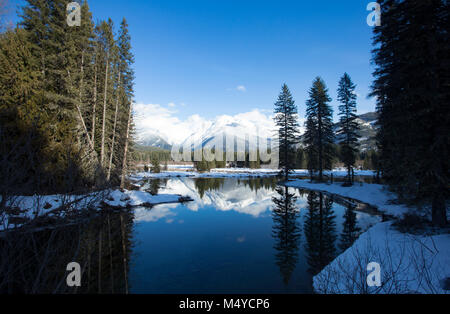 Réflexions de Moose Pond sur Bull River, d'Ibex Peak et le Cabinet des montagnes, dans le nord-ouest du Montana. Ibex Peak a une altitude de 7 676 pieds. Banque D'Images