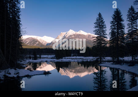 En fin d'après-midi. Réflexions de Moose Pond sur Bull River, d'Ibex Peak et le pic, dans Sanders Comté, au nord-ouest du Montana. Banque D'Images