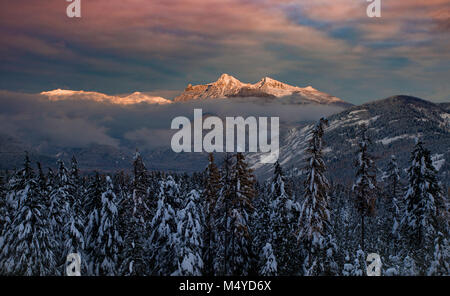 Un coucher de soleil à partir d'Eagle View de Ibex Peak dans les montagnes du Cabinet, dans le nord-ouest du Montana. Banque D'Images