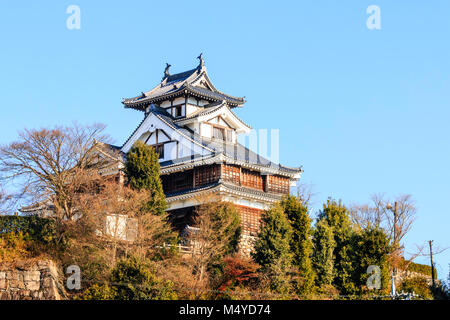 Le Japon, le château de Fukuchiyama. Vue à distance. La re-construit, tenshu, garder principal donjon, contre ciel bleu clair. L'hiver. Banque D'Images