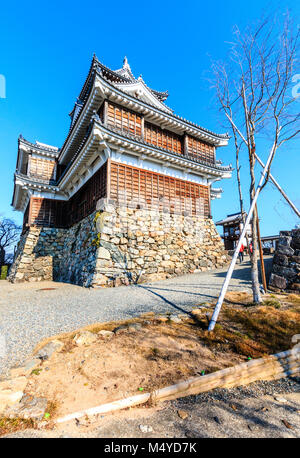 Le Japon, le château de Fukuchiyama. La re-construit, tenshu, garder principal donjon, vu de la cour intérieure, contre ciel bleu clair. L'hiver. Banque D'Images