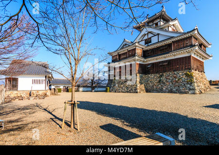 Le Japon, le château de Fukuchiyama. La re-construit, tenshu, garder principal donjon, avec waki-bansho de garde. Ciel bleu clair. L'hiver. Banque D'Images