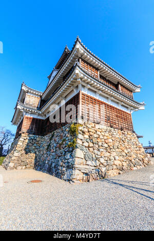 Le Japon, le château de Fukuchiyama. La re-construit, tenshu, garder principal donjon, vu de la cour intérieure, contre ciel bleu clair. L'hiver. Banque D'Images