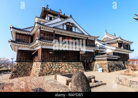 Le Japon, le château de Fukuchiyama. La re-construit, tenshu, garder principal donjon, avec donjon, vu de la cour intérieure. Ciel bleu, l'hiver. Banque D'Images