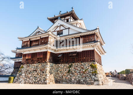 Le Japon, le château de Fukuchiyama. La re-construit, tenshu, garder principal donjon, vu de la cour intérieure, contre ciel bleu clair. L'hiver. Banque D'Images