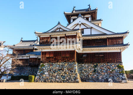 Le Japon, le château de Fukuchiyama. La re-construit, tenshu, garder principal donjon, avec donjon, vu de la cour intérieure. Ciel bleu, l'hiver. Banque D'Images