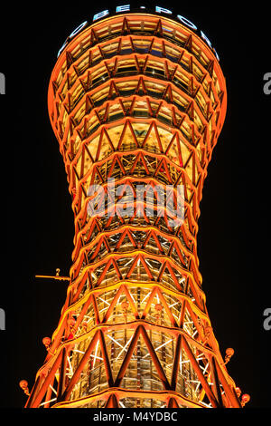 Le Japon, Kobe. Vue de nuit de la couleur orange lumineux Kobe port Tower contre ciel noir. Banque D'Images