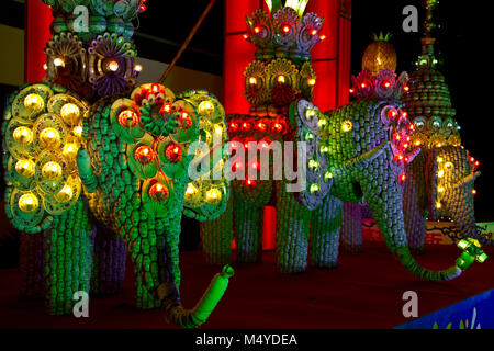 Haren, Pays-Bas - le 22 novembre 2011 : trois éléphants faite de soupe chinoise, tasses décorées de lumière colorée, exposés à la lumière des lanternes chinoises Banque D'Images