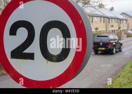 Un signe de la limite de vitesse de 20 mi/h dans un village, à l'effritement, Preston, Lancashire. Banque D'Images