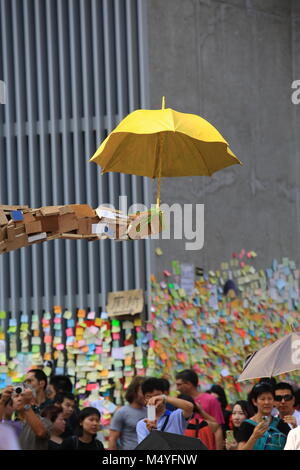 HONG KONG,OCT. 12:personnes accrocher le parapluie jaune, symbole de la révolution en ocuppy manifestation à Mong Kok, le 12 octobre 2014. Il y a deux semaine révolution parapluie, les gens est pour insister encore sur elle Banque D'Images