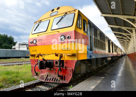 CHIANGMAI THAILANDE-NOV 1:Les trains modernes pour ligne Bangkok-Chiang Mai prêt pour passager de Chiangmai station à BKK le Nov 1,2016 en Chian Banque D'Images