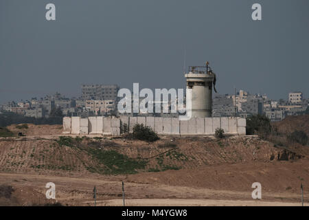 Vue éloignée de maisons dans la partie nord de la bande de Gaza à travers un poste de l'armée israélienne. Israël Banque D'Images