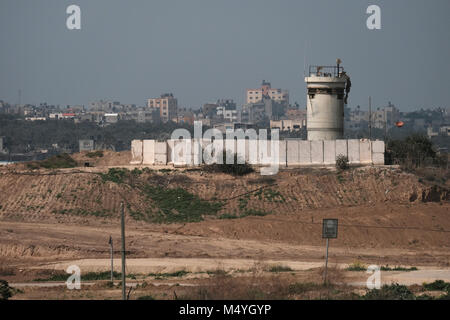 Vue éloignée de maisons dans la partie nord de la bande de Gaza à travers un poste de l'armée israélienne. Israël Banque D'Images