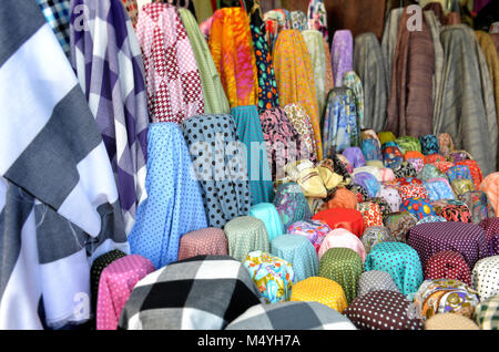 Tissu sur rool en vente au marché du textile en Thaïlande photo avec un faible éclairage en soirée en plein air. Banque D'Images