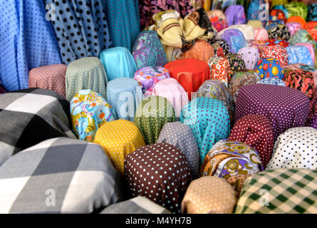 Tissu sur rool en vente au marché du textile en Thaïlande photo avec un faible éclairage en soirée en plein air. Banque D'Images