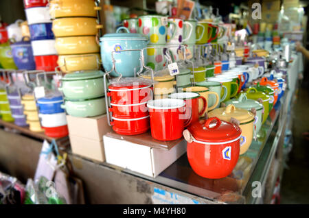 Le zinc revêtement de couleur contenant pour vendre à ware shop avec éclairage intérieur. Banque D'Images