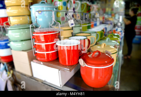 Le zinc revêtement de couleur contenant pour vendre à ware shop avec éclairage intérieur. Banque D'Images