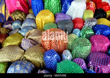 Tissu sur rool en vente au marché du textile en Thaïlande photo avec un faible éclairage en soirée en plein air. Banque D'Images