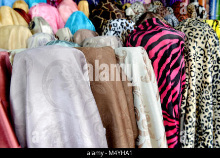 Tissu sur rool en vente au marché du textile en Thaïlande photo avec un faible éclairage en soirée en plein air. Banque D'Images