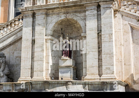 Fontana della Dea Roma dans la Piazza del Campidoglio en haut de la colline du Capitole à Rome, Italie. Banque D'Images