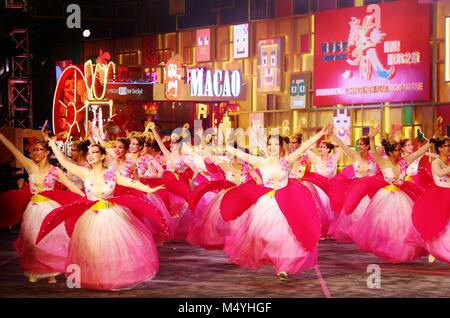 Hong Kong, Hong Kong - 16 février 2018. La nuit du Nouvel An chinois 2018 défilé a lieu dans la région de Tsim Sha Tsui, Hong Kong. Ici un spectacle de danse traditionnelle chinoise. Banque D'Images