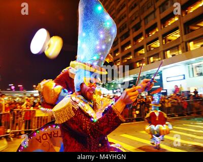 Hong Kong, Hong Kong - 16 février 2018. La nuit du Nouvel An chinois 2018 défilé a lieu dans la région de Tsim Sha Tsui, Hong Kong. Ici des artistes du cirque de la rue de Hollande. Banque D'Images