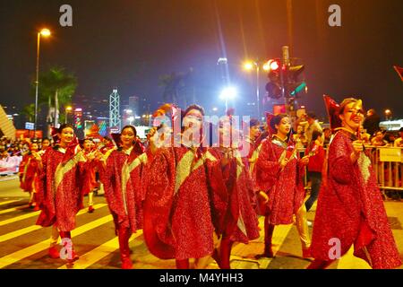 Hong Kong, Hong Kong - 16 février 2018. La nuit du Nouvel An chinois 2018 défilé a lieu dans la région de Tsim Sha Tsui, Hong Kong. Ici la danse Mars effectuées par le Kakao Amis de Corée. Banque D'Images