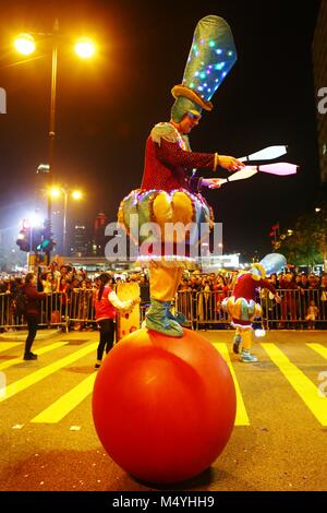 Hong Kong, Hong Kong - 16 février 2018. La nuit du Nouvel An chinois 2018 défilé a lieu dans la région de Tsim Sha Tsui, Hong Kong. Ici des artistes du cirque de la rue de Hollande. Banque D'Images