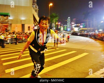 Hong Kong, Hong Kong - 16 février 2018. La nuit du Nouvel An chinois 2018 défilé a lieu dans la région de Tsim Sha Tsui, Hong Kong. Ici le monocycle de Cirque Théâtre d'esprit de regarder le Japon. Banque D'Images