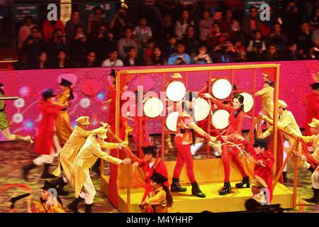 Hong Kong, Hong Kong - 16 février 2018. La nuit du Nouvel An chinois 2018 défilé a lieu dans la région de Tsim Sha Tsui, Hong Kong. Ici un flotteur coloré avec danseurs et musiciens. Banque D'Images