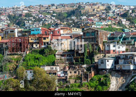 Vue sur les maisons colorées de Valparaiso au Chili Banque D'Images