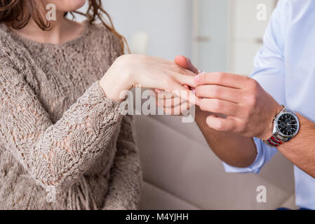 Concept romantique avec l'homme faire de proposition de mariage Banque D'Images