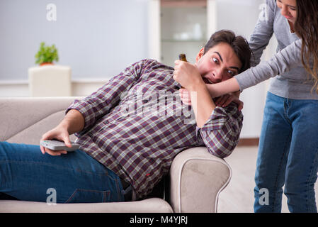 Problème d'alcool ivre mari homme dans une jeune famille concept Banque D'Images