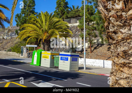Les bacs de recyclage des déchets, palmiers, Guia de Isora, Tenerife, Espagne Banque D'Images