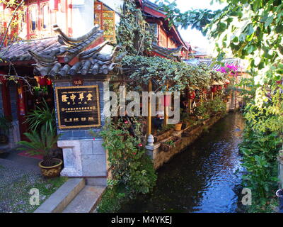 Vieille ville de Lijiang avec de l'eau claire d'une vallée. En voyage Lijian dans la province du Yunnan, Chine en 2012, le 17 novembre. Banque D'Images