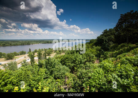 Vue panoramique des montagnes de Tarasova Kanev, région de Tcherkassy, sur les petits États insulaires et barrage hydroélectrique sur large Dniepr Banque D'Images