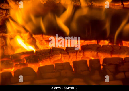 Cheminée feu de bois braise braises accueil libre. Braise chaude en couleur rouge. Banque D'Images