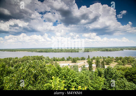 Vue panoramique des montagnes de Tarasova Kanev, région de Tcherkassy, sur les petits États insulaires et barrage hydroélectrique sur large Dniepr Banque D'Images