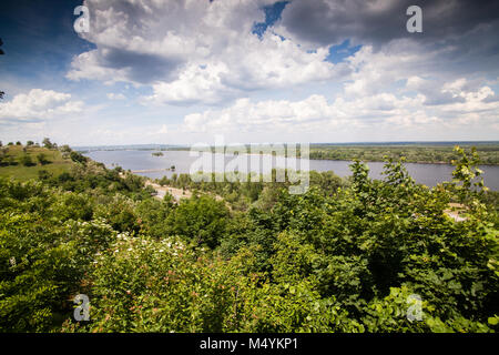 Vue panoramique des montagnes de Tarasova Kanev, région de Tcherkassy, sur les petits États insulaires et barrage hydroélectrique sur large Dniepr Banque D'Images