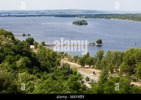 Vue panoramique des montagnes de Tarasova Kanev, région de Tcherkassy, sur les petits États insulaires et barrage hydroélectrique sur large Dniepr Banque D'Images