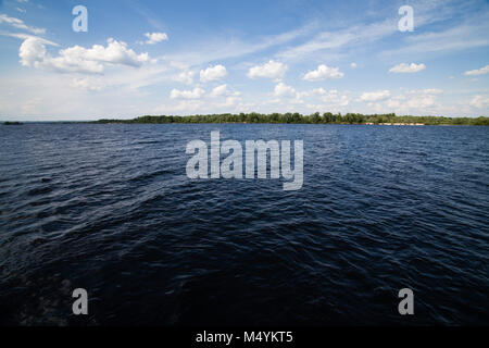 Vue panoramique des montagnes de Tarasova Kanev, région de Tcherkassy, sur les petits États insulaires et barrage hydroélectrique sur large Dniepr Banque D'Images