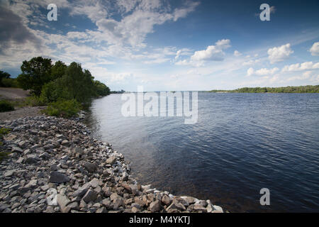 Vue panoramique des montagnes de Tarasova Kanev, région de Tcherkassy, sur les petits États insulaires et barrage hydroélectrique sur large Dniepr Banque D'Images