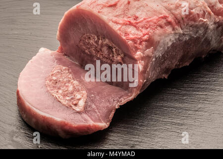Photos du produit, l'abattage, de l'alimentation, de l'Allemagne, Rhénanie-Palatinat, 17 février. Porc fraîchement abattu. Une viande rempli de mett se trouve sur une plaque. Banque D'Images