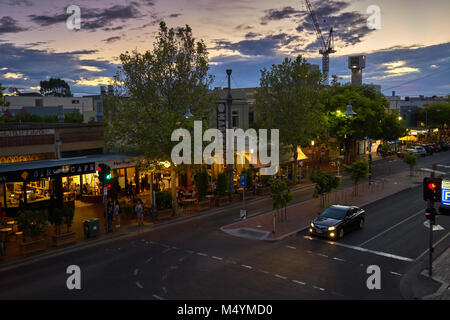 Une rue dans le quartier chinois d'Adélaïde, Australie avec beaucoup d'achat et shopping manger Banque D'Images