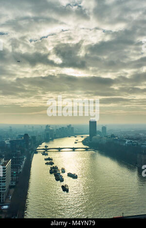 Vue de Londres à la recherche sur la Tamise à partir du haut du London eye Banque D'Images