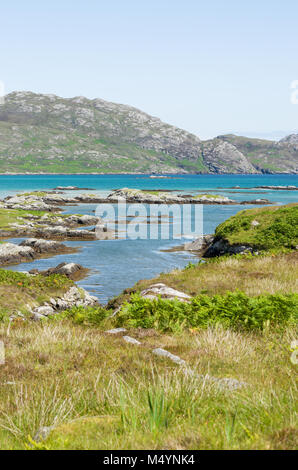 Vue sur les prairies et les collines du sud de Laval sur l'île de South Uist, Hébrides extérieures avec la Minch et la mer des Hébrides au-delà Banque D'Images